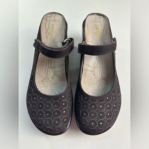 J-41 Dark Brown Perforated Flats